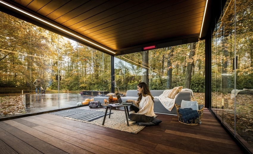 Moderne tuinkamer van Renson met glazen wanden.