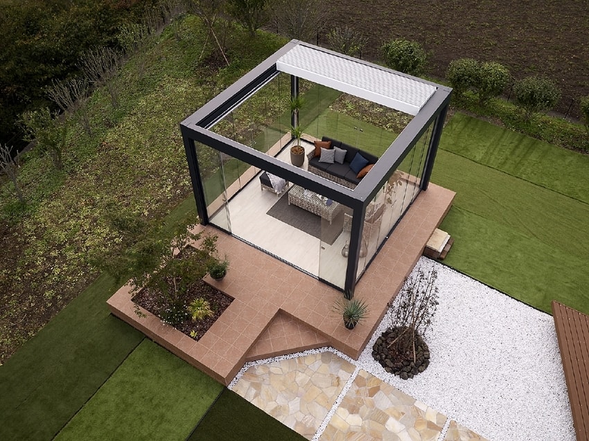Aluminum pergola with a retractable roof