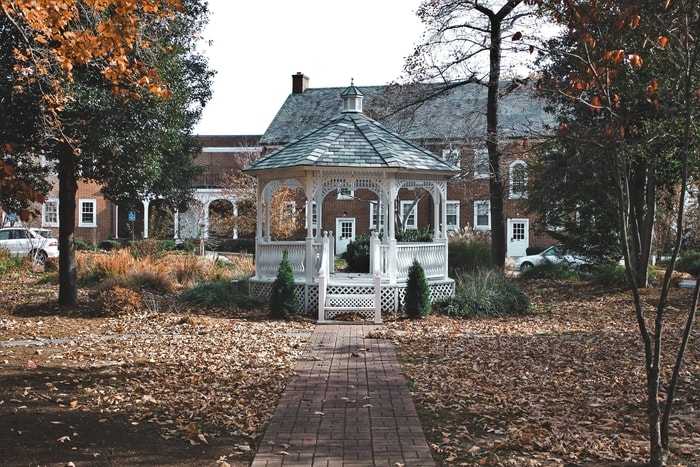 Gazebo-vs-Pergola.jpg The difference between a pergola and a gazebo